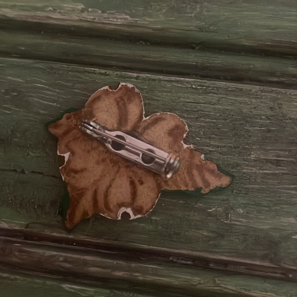 White flower brooch - Picture 2 of 2